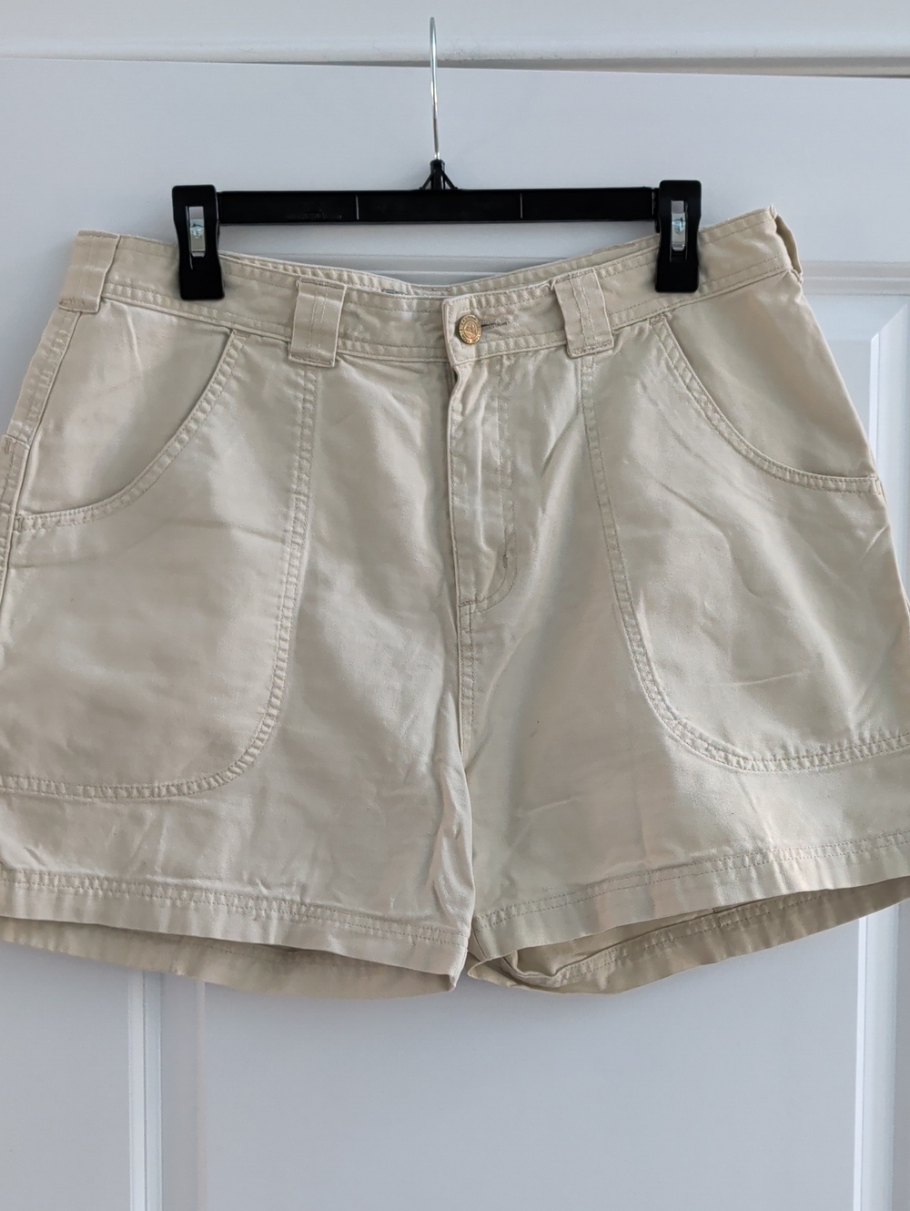 Relaxed Cream Women's Shorts with Front Pockets